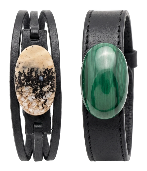I due bracciali in cuoio nero al polso, con la malachite verde e l'agata a rami scuri