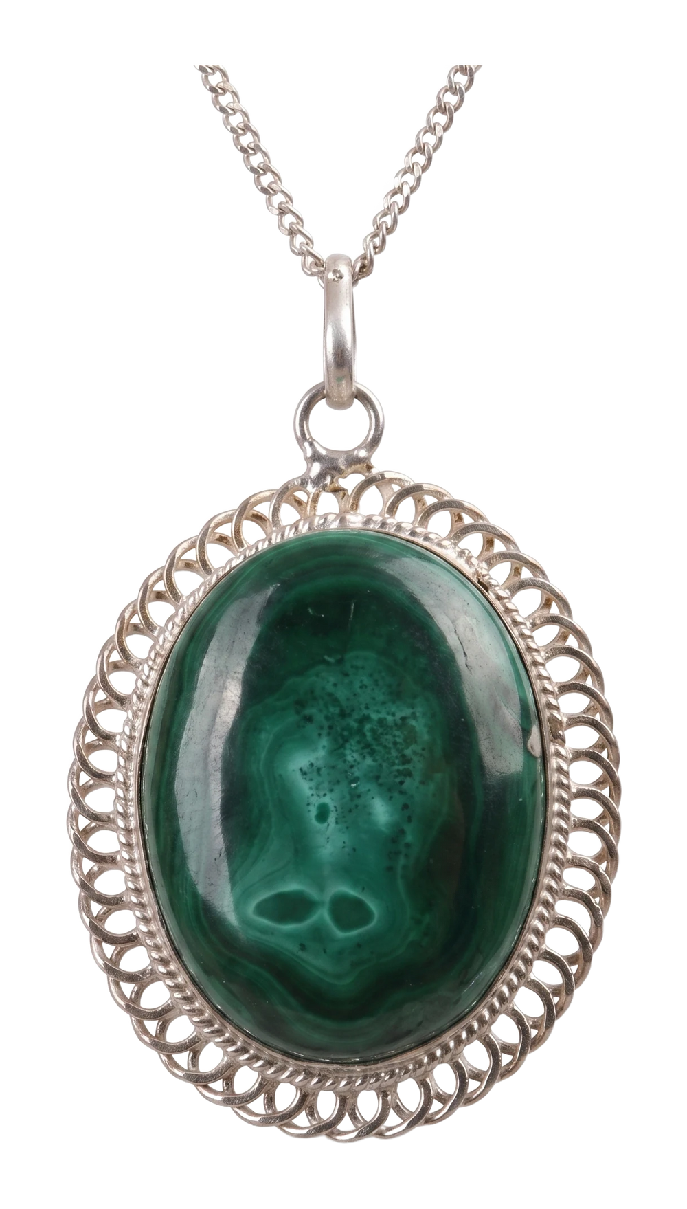 Collana indossata: grande cabochon ovale di malachite verde in una montatura d'argento traforata