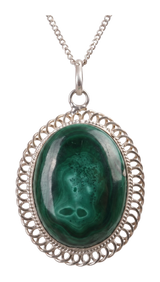 Collana indossata: grande cabochon ovale di malachite verde in una montatura d'argento traforata
