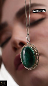 Collana con cabochon di malachite — la fotografia in bottega